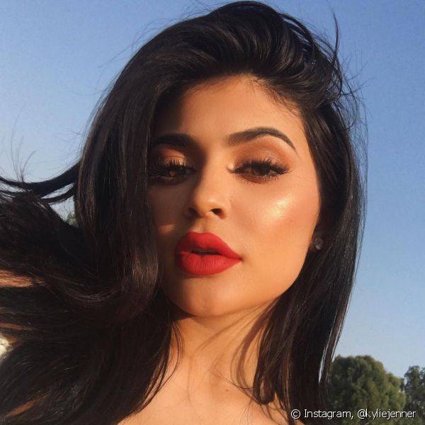 O batom vermelho clássico, especialmente em versão matte, é outro favorito de Kylie. Para brilhar com o tom, não se deixe intimidar pelos olhares e faça acontecer! (Foto: Instagram @kyliejenner)